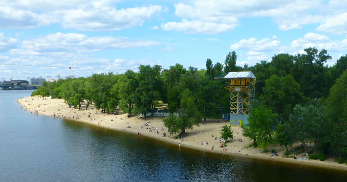 В Киеве на Трухановом острове загорелся пляж для нудистов