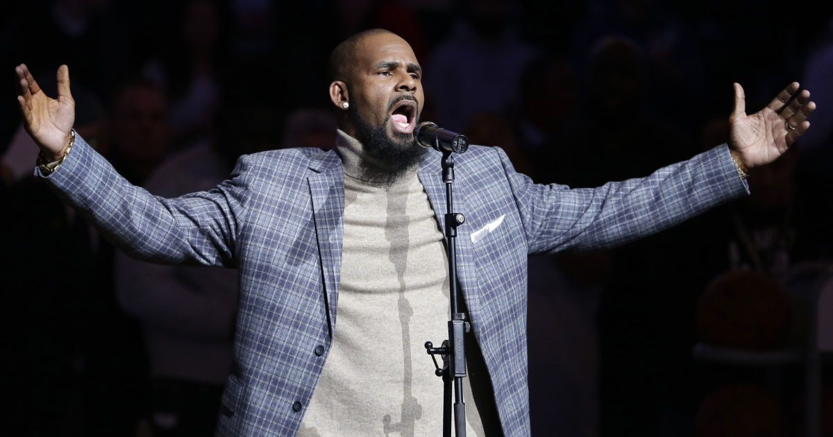 Співака R. Kelly визнали винним у зґвалтуванні неповнолітньої дівчини
