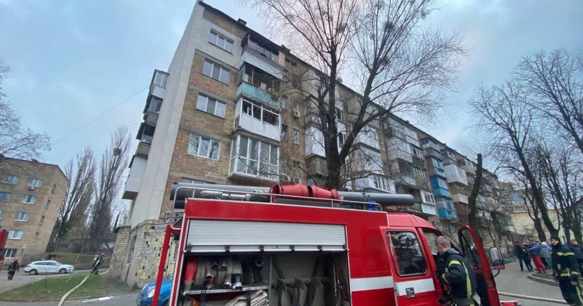 В Киеве во время пожара в многоэтажке раздался взрыв: спасатели эвакуировали 15 человек