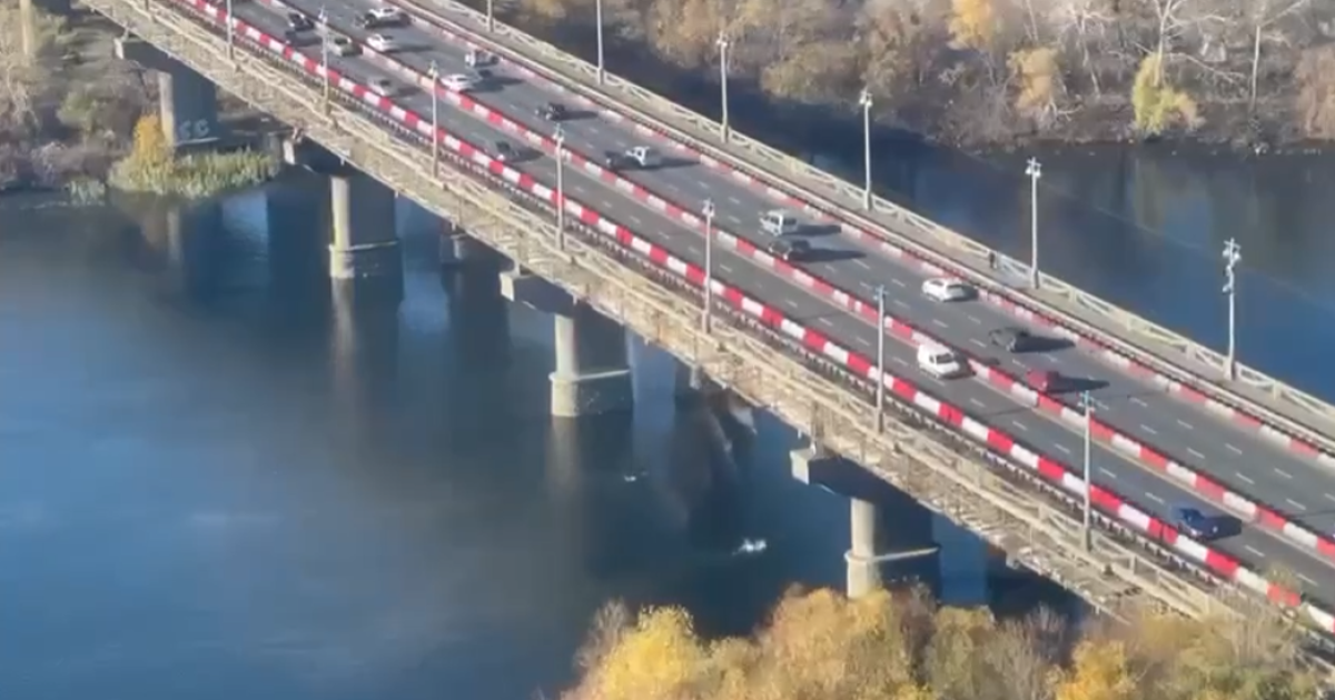 З мосту Патона у Києві обвалюються шматки конструкцій: відео
