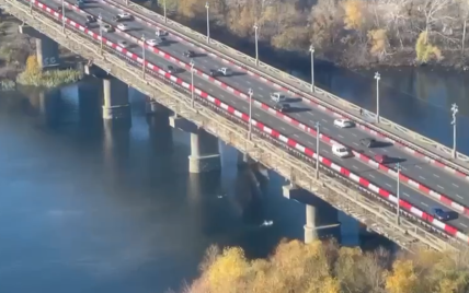 З мосту Патона у Києві обвалюються шматки конструкцій: відео