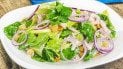 Салат з пекінської капусти з куркою, кукурудзою та сухариками
