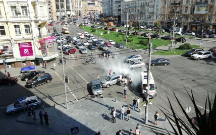 Тройная авария в центре Киева: Volkswagen протаранил автомобили на перекрестке и загорелся