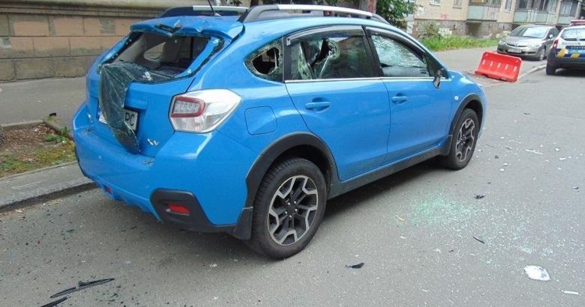 У Києві чоловік бейсбольною биткою потрощив автівку, на якій приїхала дружина