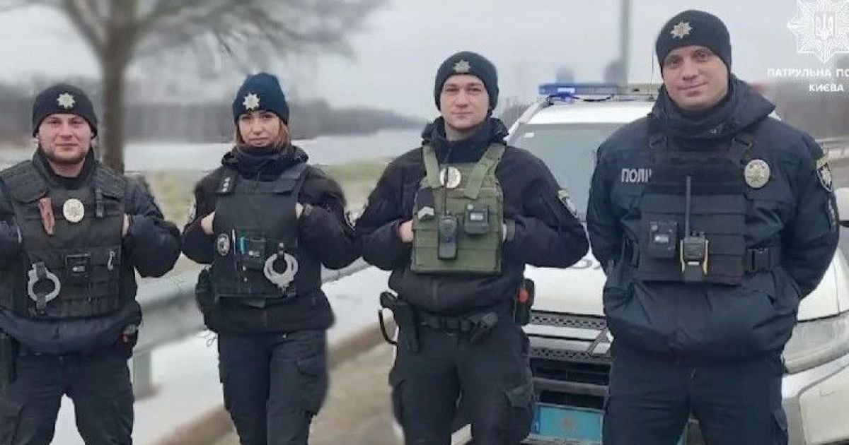 Уже сидел за парапетом: в Киеве патрульные спасли мужчину, пытавшегося прыгнуть с моста (видео)