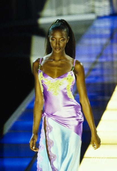 Наоми Кэмпбелл во время показа Versace в 1996 году / © Getty Images