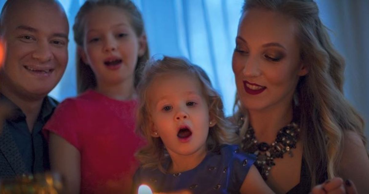 Зірка "Кварталу 95" Кошовий разом з дружиною та доньками знявся у новорічному відео