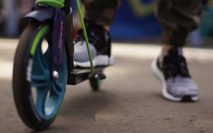 На самокатах по тенісному столу: у Києві школярі плюндрували дитячий майданчик