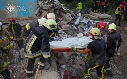 Деблокували тіло дівчини: рятувальники завершили пошукові роботи на Сирці — яка кількість загиблих (фото)