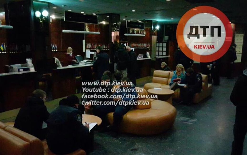 Неизвестные в камуфляже оккупировали фойе гостиницы / © facebook.com/dtp.kiev.ua