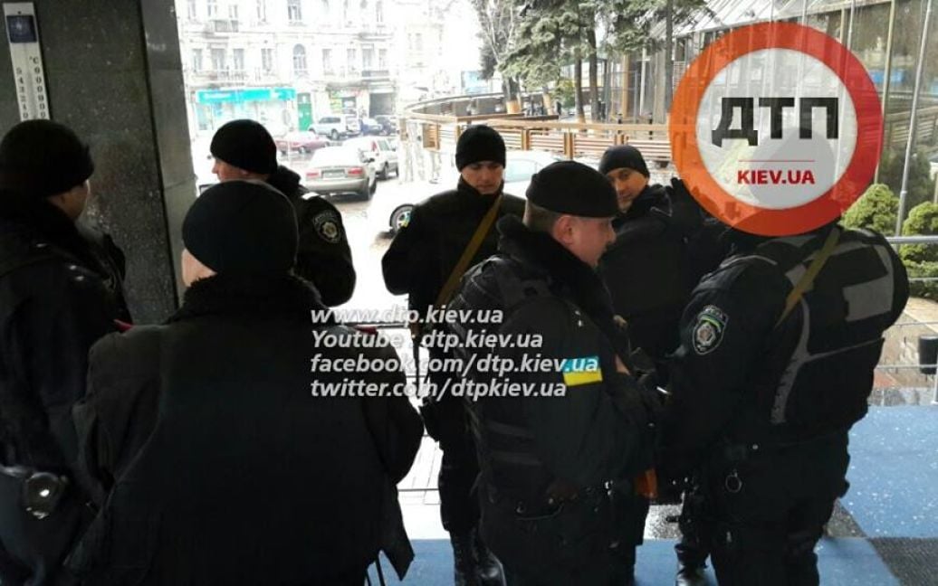 Невідомі в камуфляжі окупували фойє готелю / © facebook.com/dtp.kiev.ua