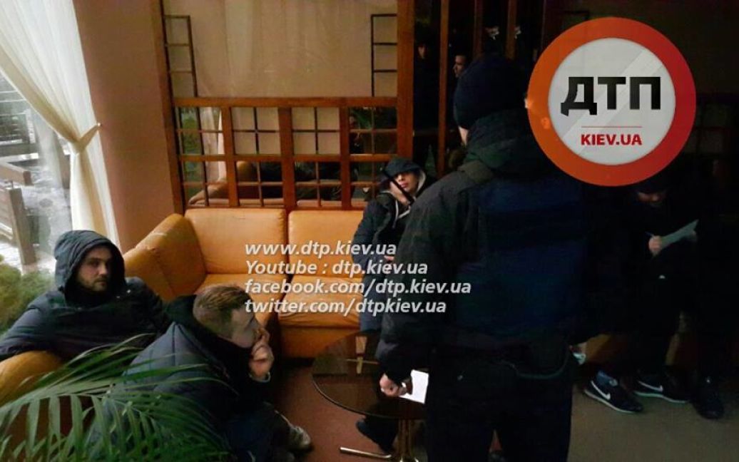 Неизвестные в камуфляже оккупировали первый этаж гостиницы / © facebook.com/dtp.kiev.ua