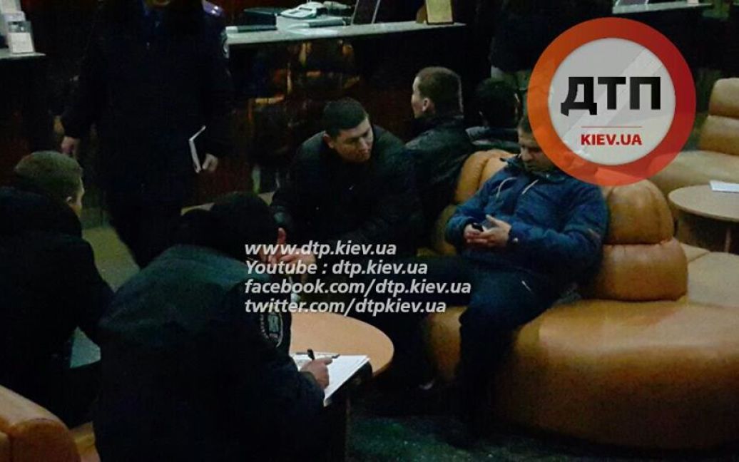 Неизвестные в камуфляже оккупировали фойе гостиницы / © facebook.com/dtp.kiev.ua
