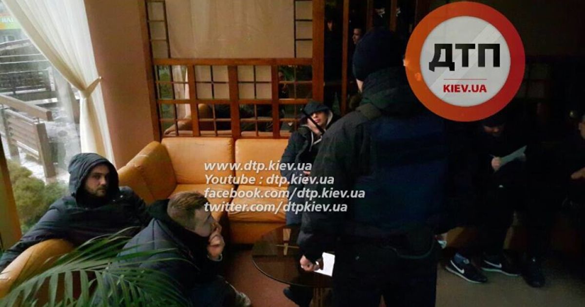 Неизвестные в камуфляже оккупировали первый этаж гостиницы