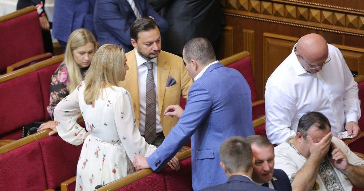 Засмаглі, відпочилі й на низькому старті. Як нардепи провели свій перший робочий день після відпустки