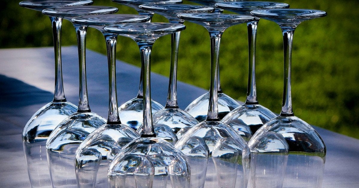 IQ-тест із келихами: лише генії здогадаються, який наповниться першим (фото)