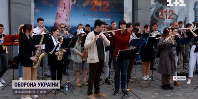 «Звуки миру» просто неба: у Дніпрі в перервах між повітряними тривогами на площах грають оркестри