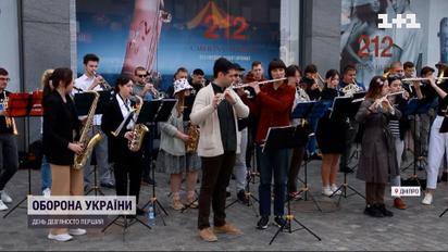 «Звуки миру» просто неба: у Дніпрі в перервах між повітряними тривогами на площах грають оркестри