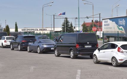 Крайні можуть не встигнути: українцям тиждень доводиться жити в черзі на кордоні, щоб до 1 липня завести авто