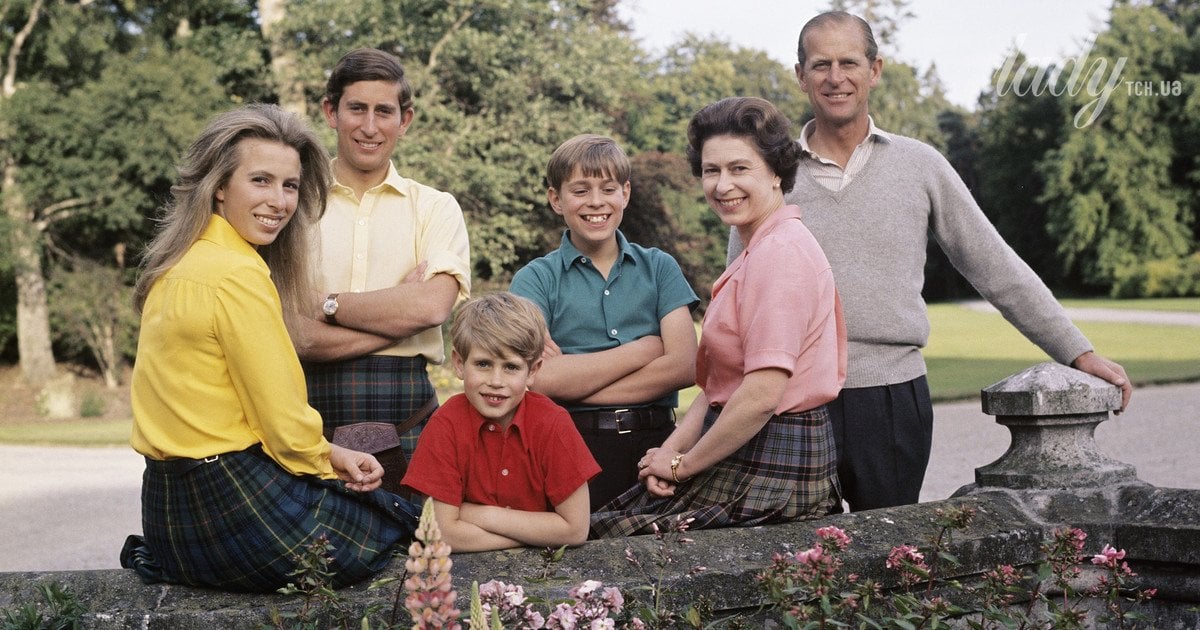 Королева Елизавета II и принц Филипп со своими детьми