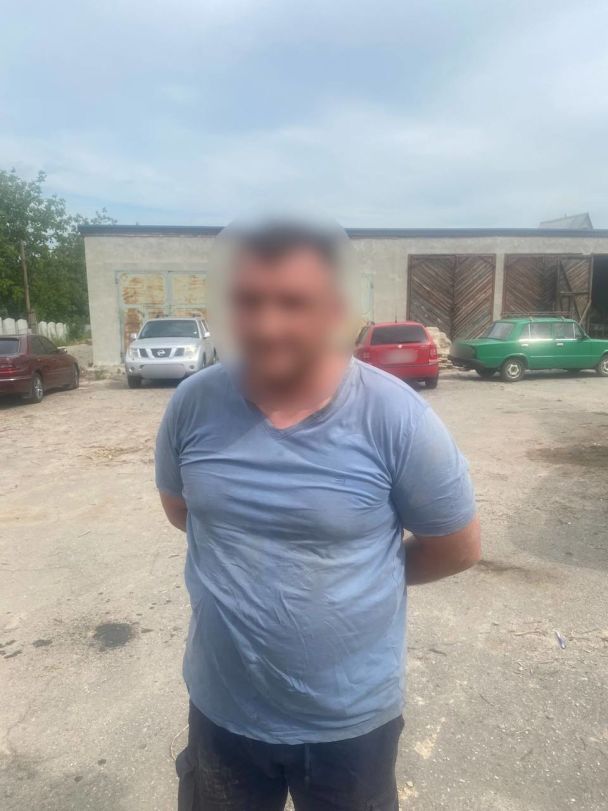 Делок задержан во время незаконной продажи военнослужащим трех автомобилей на сумму 537 тысяч гривен / © Полиция Киева / Facebook