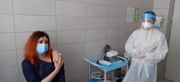 Лікарка-інфекціоністка вакцинувалась від коронавірусу, фото / Ольга Кобевко / © 