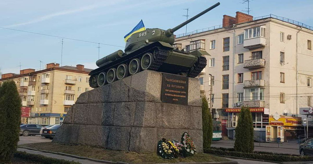 В Житомире с площади Победы демонтировали танк (видео)