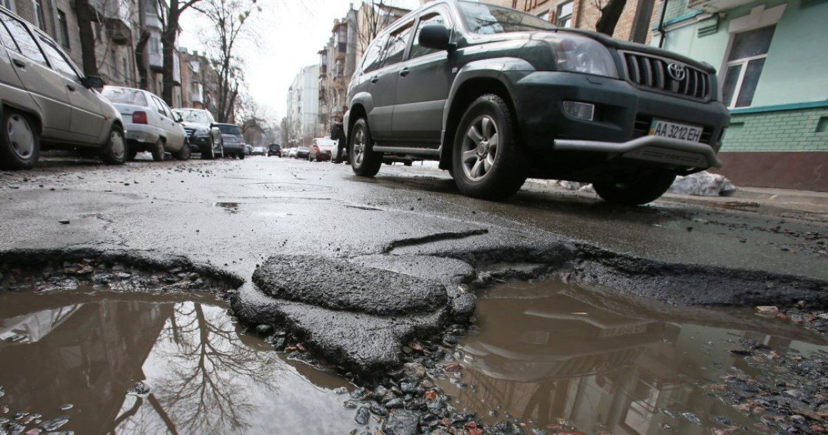 Водитель в Полтаве отсудил 18 тысяч за разбитое в яме авто