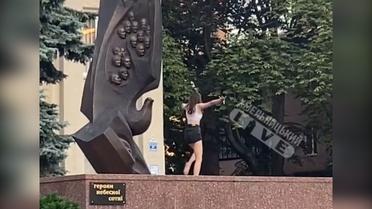 У Хмельницькому дівчина танцювала на пам'ятнику Героям Небесної Сотні