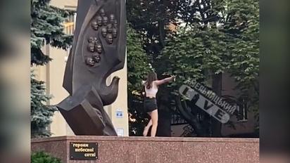 У Хмельницькому дівчина танцювала на пам'ятнику Героям Небесної Сотні
