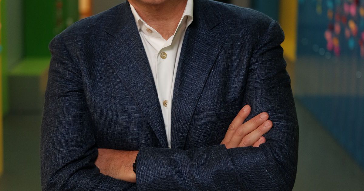 Игорь Никонов на последнем звонке в начальной школе "Академия Современного Образования А+", фото предоставлено пресс-службой