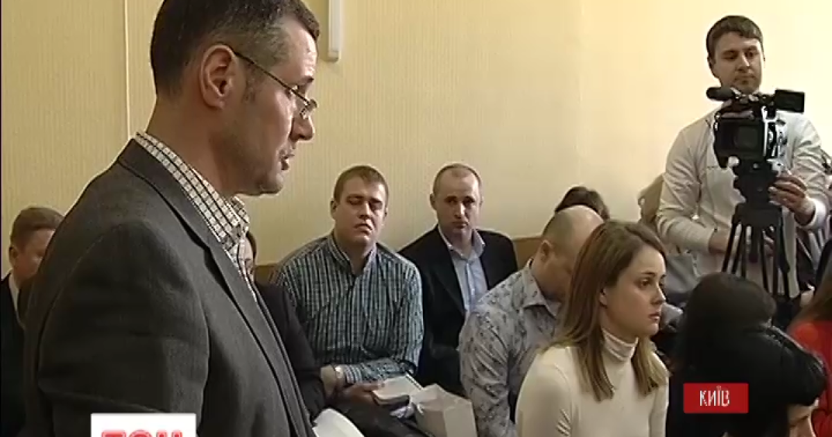 Голосіївський суд увесь день розглядав клопотання про арешт судді Вовка.