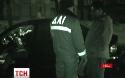 В Одессе дебоширы на Jaguar устроили разборки на месте ДТП и избили 73-летнего водителя