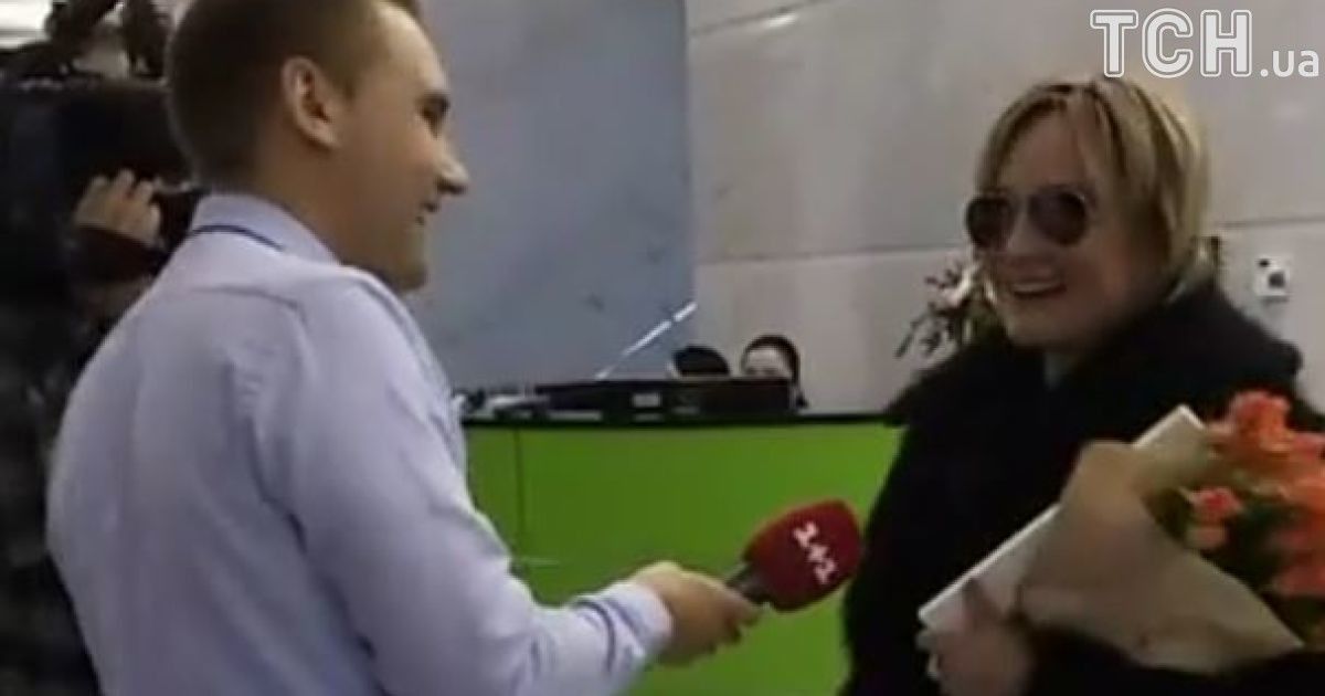 Із "хвостиком" та у темних окулярах: Патрісія Каас прилетіла до Києва