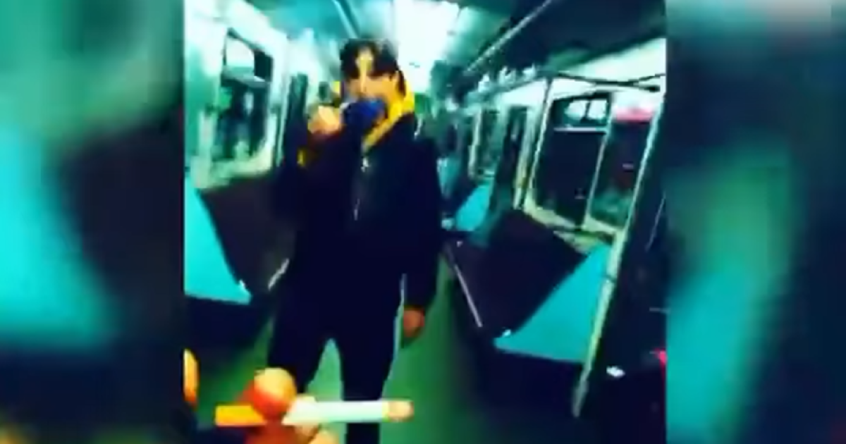В Киеве подростки навеселе курили в вагоне метро: появилось видео