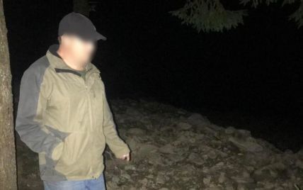 Полиция разыскала мужчину, который с телеги выгружал мусор и сбрасывал в реку возле озера Синевир: как его наказали