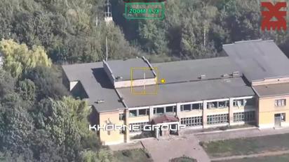 Бойцы ВСУ показали удар по зданию с российской пехотой в Курской области