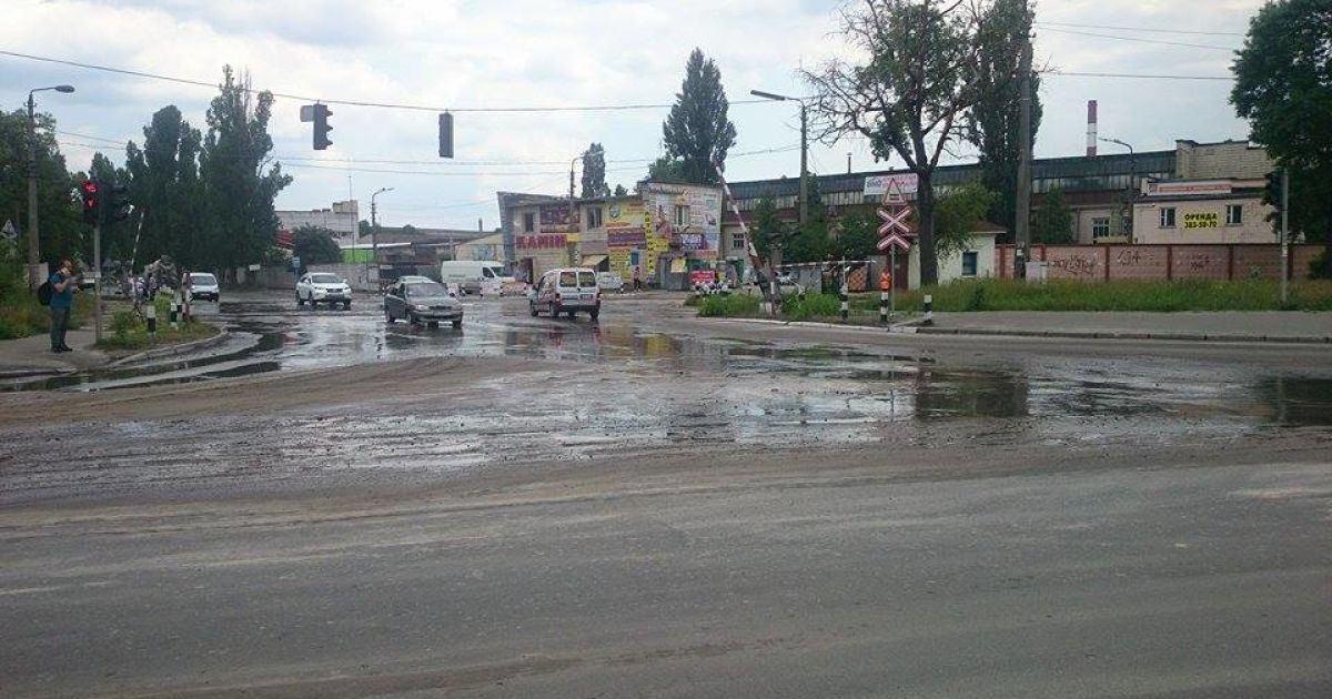 Горячей водой залило дорогу / © Фото Ивана Воробьева/ТСН