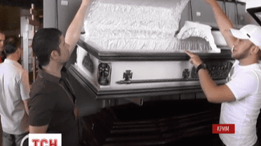 В ялтинской гостинице "Интурист" устроили выставку похоронных товаров