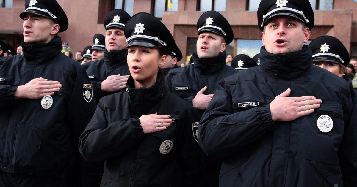 Торжественная церемония принятия присяги работниками новой патрульной полиции Ивано-Франковска. 31 января 208 новых патрульных полицейских приняли присягу. Ивано-Франковск стал 11-м городом, где появилась новая полиция. / © УНИАН