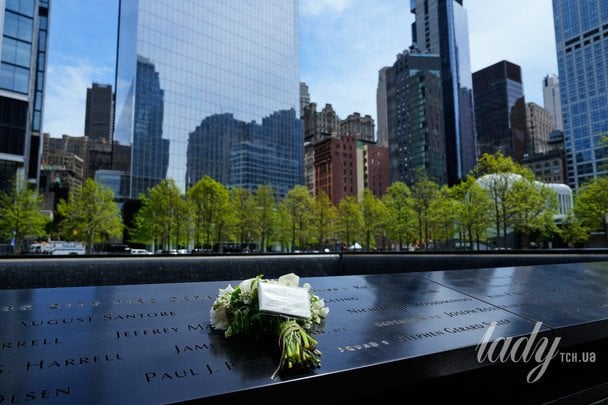 Букет із запискою біля меморіалу від короля Чарльза та королеви Камілли / © Associated Press