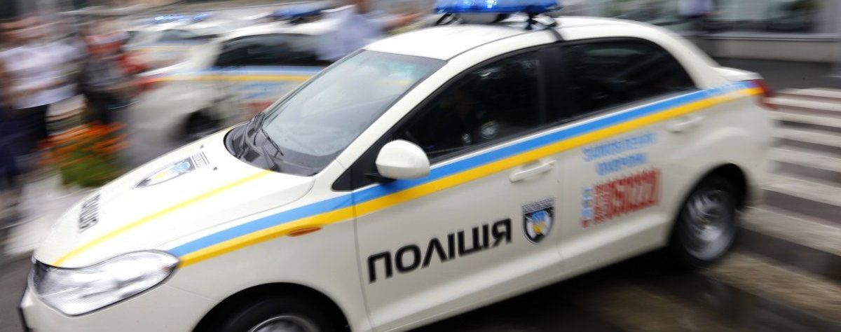 У Києві на території школи виявили труп чоловіка з ножовими пораненнями