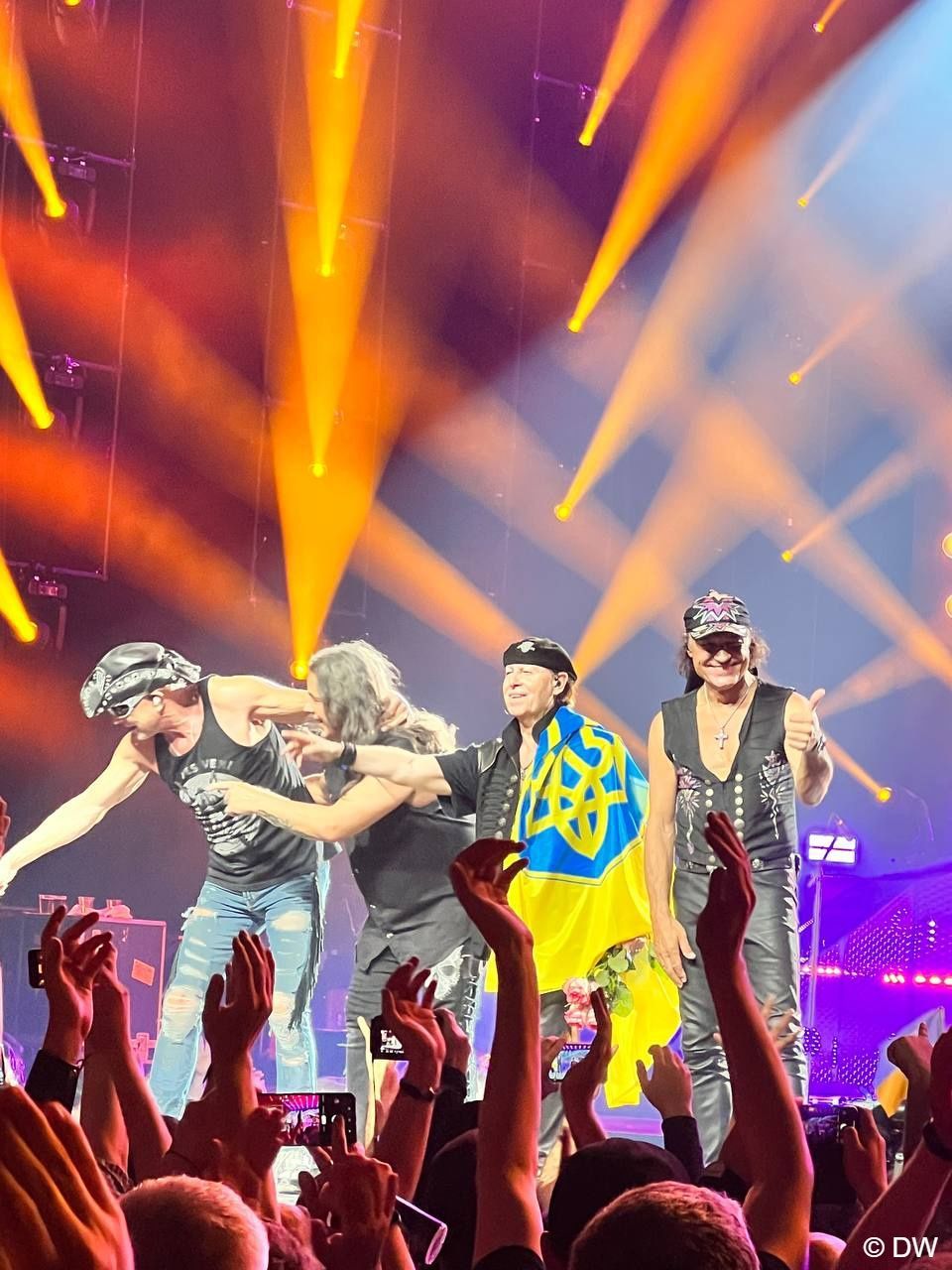 Группа Scorpions на концерте в Берлине развернула флаг Украины и посвятила  свой легендарный хит: фото, видео | Новости шоу-бизнеса — Гламур