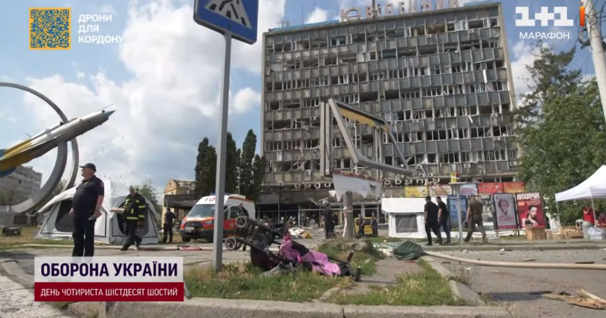 Фото окровавленной коляски через несколько минут облетает Интернет и становится еще одним символом террора россиян.