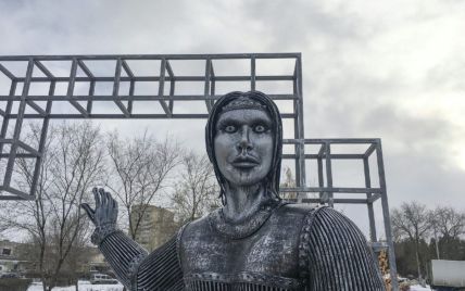 Пам'ятник "переляканій Оленці" демонтували через хейт та критику
