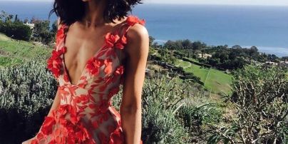 Очаровательная брюнетка: жена Ченнинга Татума позировала в цветочных платьях в новом фотосете