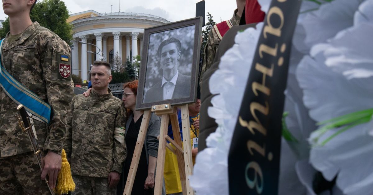 На Майдані Незалежності попрощались із бійцем Романом Ратушним