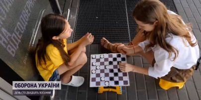 10-річна чемпіонка світу влаштувала вуличні шашкові бої і зібрала гроші для ЗСУ