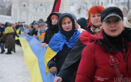 Ланцюги єдності, новий міст та найбільший прапор у повітрі: як Україна святкувала День соборності