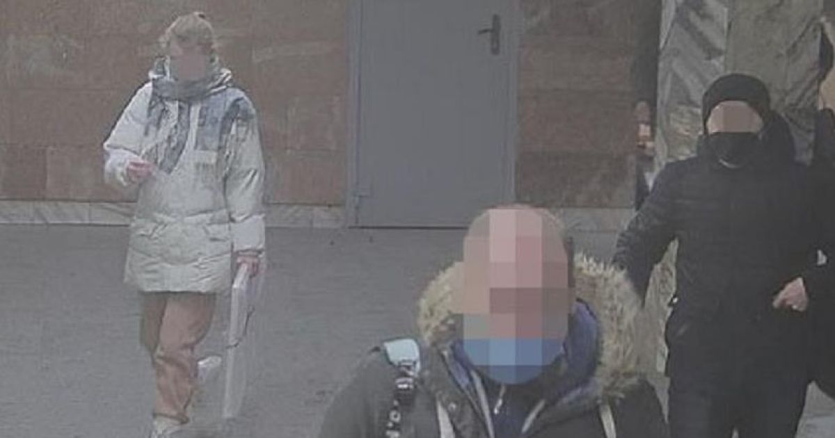 Накинувся з ножем і відібрав телефон: у Києві затримали грабіжника, який важко поранив жінку